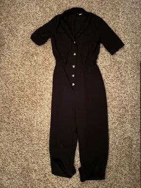 Divided black short sleeved jumpsuit